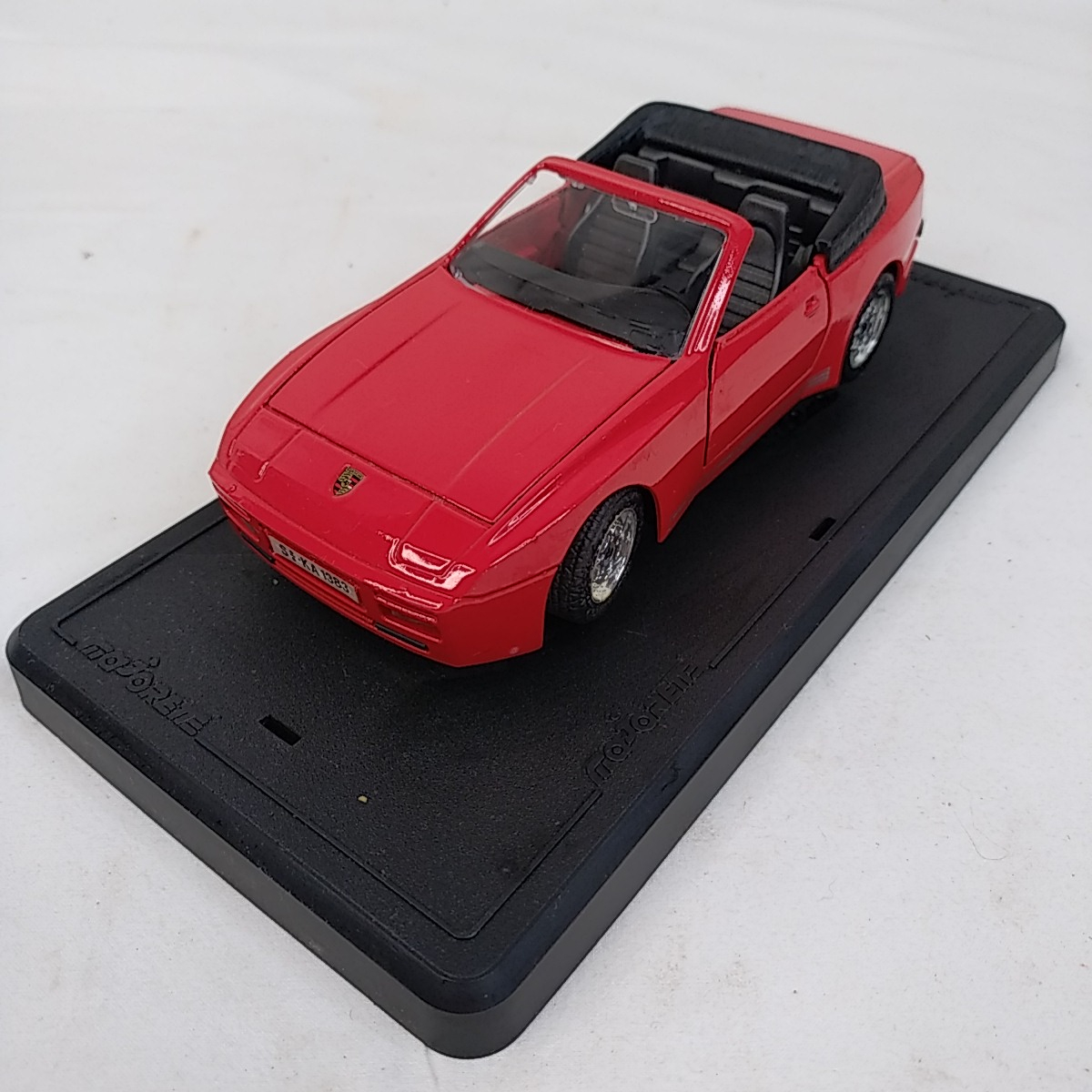 Voir photo 2 de Voiture miniature Porsche 944 S2 convertible Majorette Voiture miniature Porsche 944 S2 convertible Majorette État correct - Vue 2 -